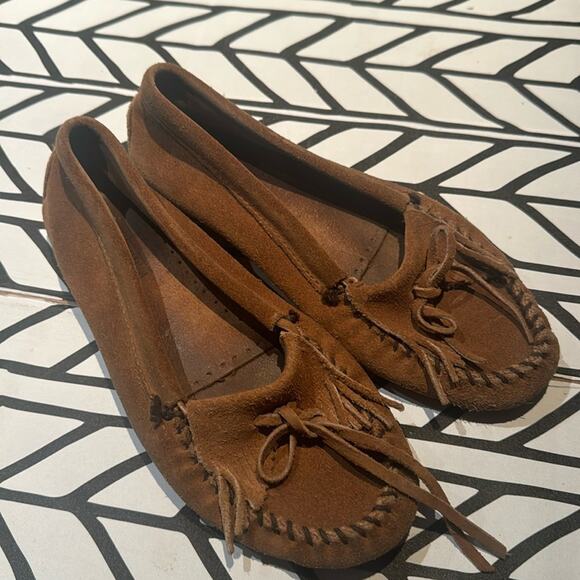 Minnetonka Moccasins Kilty Suede slip ons in Size 9 - Picture 1 of 4